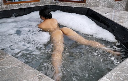sexy asian babe Cindy Starfall takes a bath