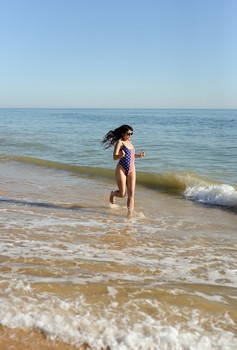 MILF Sophia Jade at the beach